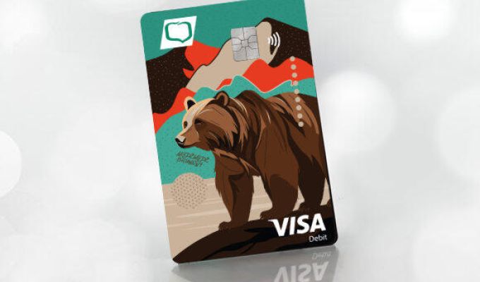karta visa business debetowa z wizerukiem niedźwiedzia na tle gór