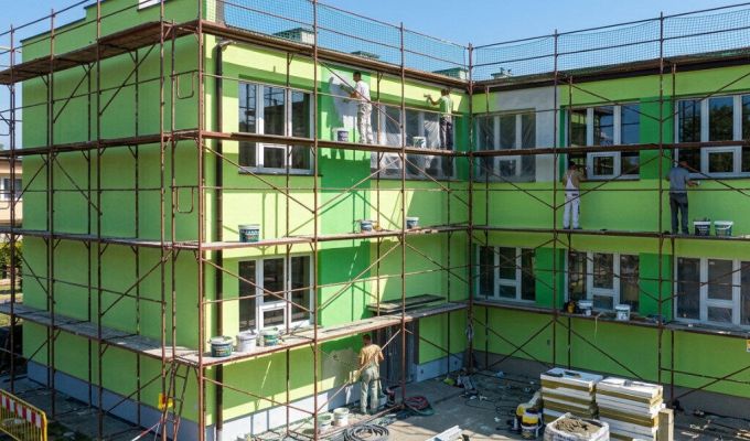 blok mieszkalny obstawiony rusztowaniem